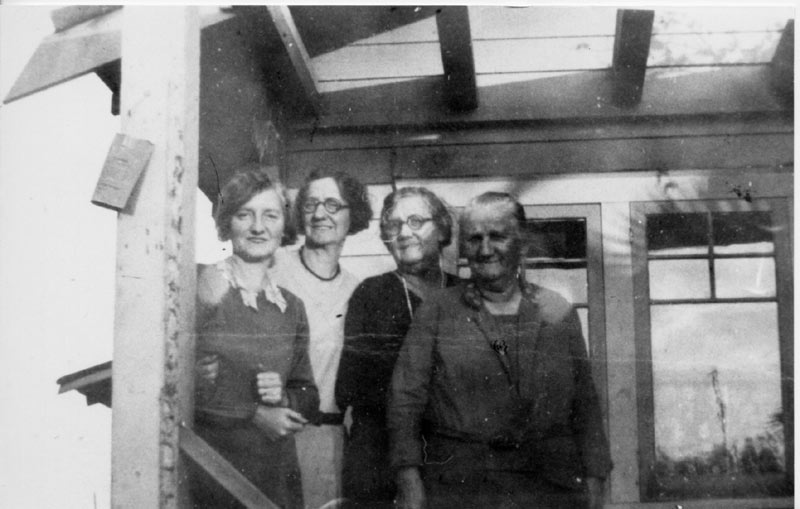 Ada, Lottie, Nonie and Ma Tracey